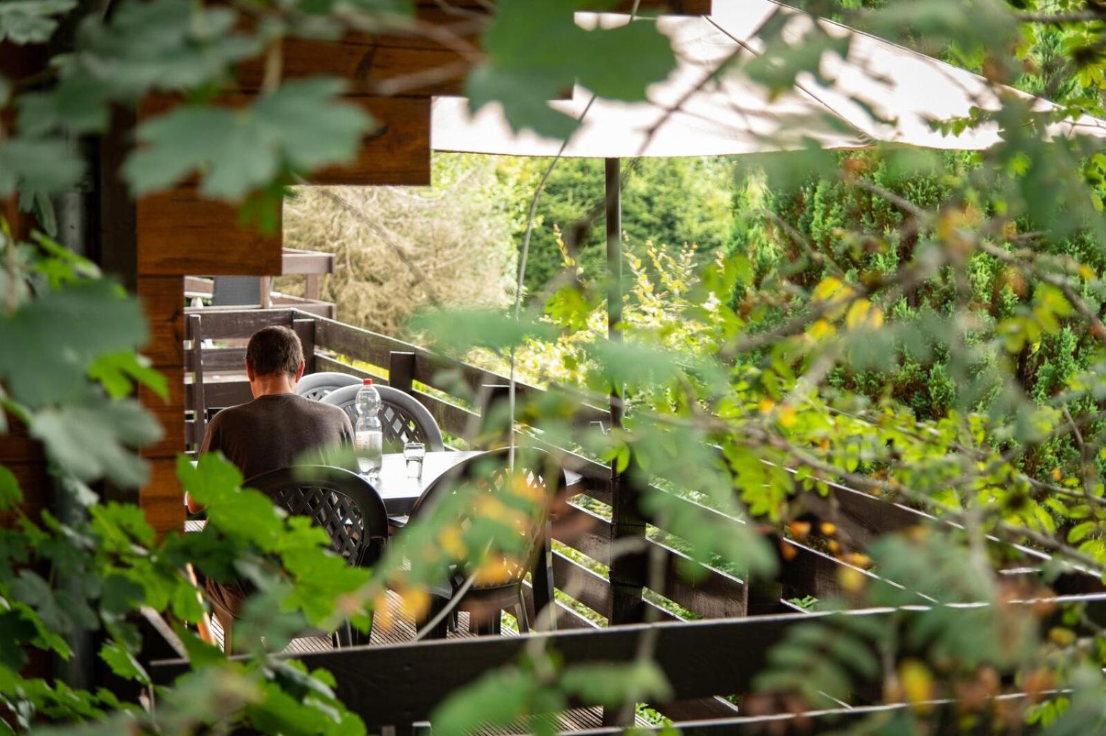 Hotel Ardenparks Petite Suisse Dochamps Esterno foto